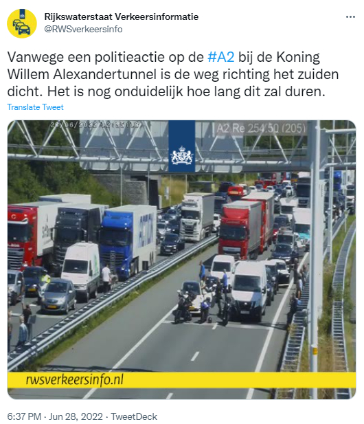 荷兰警察包围了一辆高速公路上的汽车