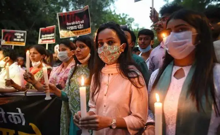 　　▲2021年8月4日，印度首都新德里，当地民众举行抗议示威活动，起因是8月1日当地一名年仅9岁的女孩疑遭轮奸、谋杀和强行火化。