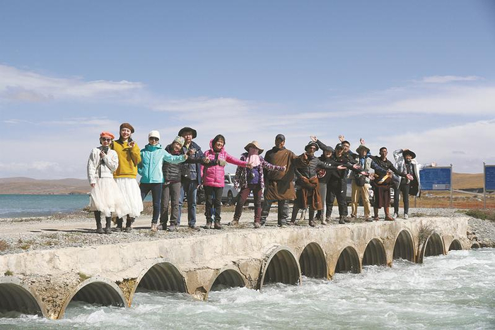 三江源黄河源自然体验项目吸收当地牧民作为工作人员 王蕾供图