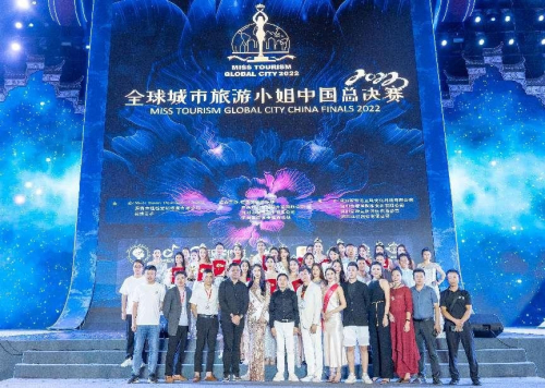 　　各位嘉宾和全体选手合影