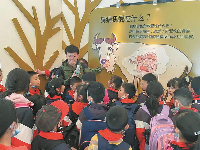 北京青野生态在大熊猫国家公园四川唐家河片区开展公益性科普教育 刁鲲鹏供图