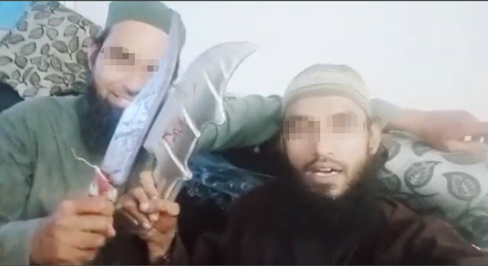 两名作案嫌犯在社交媒体上展示了用于斩首的两把匕首。图自twitter