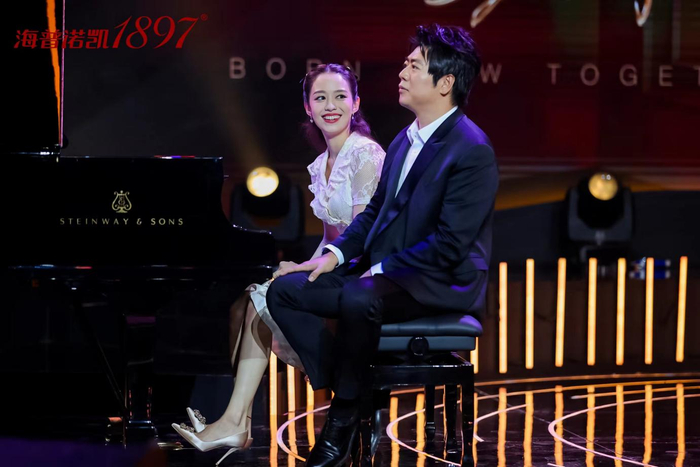 　　海普诺凯1897品牌全球形象代言人郎朗、吉娜现场合奏将气氛烘托到顶点