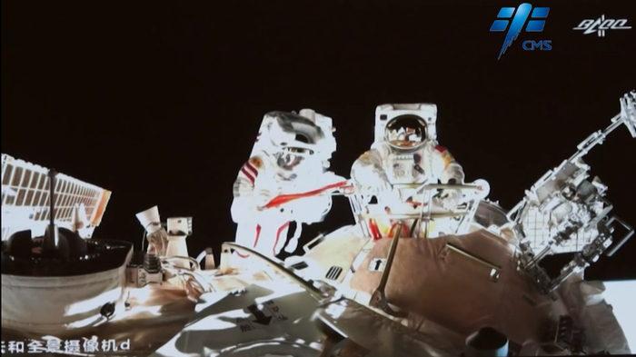 △神舟十三号航天员身着“飞天”舱外服首次出舱