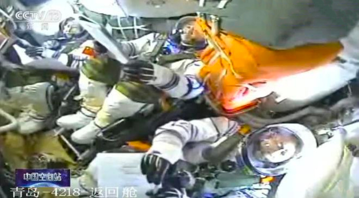 △神舟十四号航天员乘组查看飞行手册