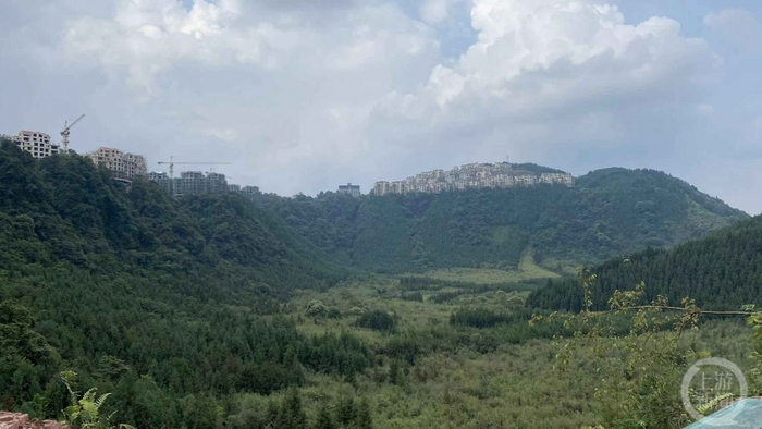 ▲雅安市海子山康养项目已经建成投用的成片建筑。摄影/上游新闻记者 沈度