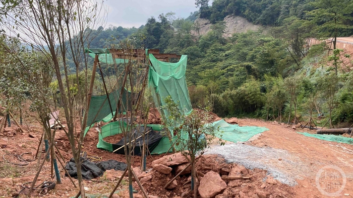 ▲6月21日，海子山大海子湿地入口附近，被防尘设施遮挡的打桩设备和新鲜的混凝土痕迹。摄影/上游新闻记者 沈度 