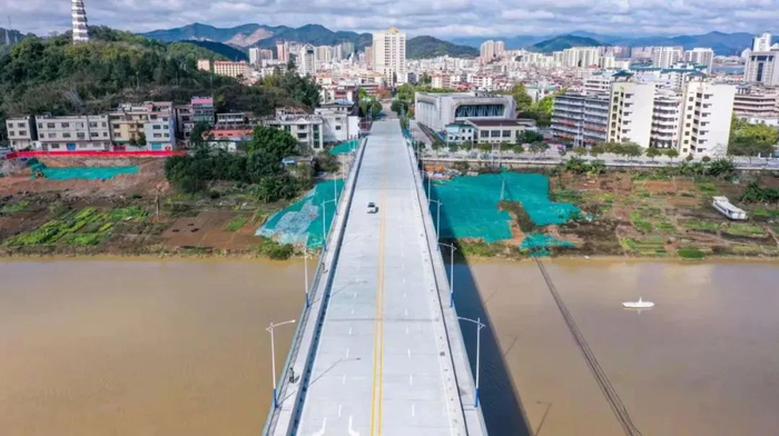 △曾被评定为四类危桥的江口旧桥成功变身为“双向四车道”大桥。蔡冠科 摄