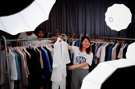 在直播间推销衣服的金莉莉 时代周报记者摄