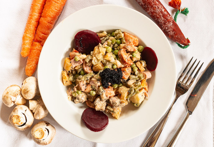 “俄罗斯沙拉”资料图，图自“The Nosey Chef”网站