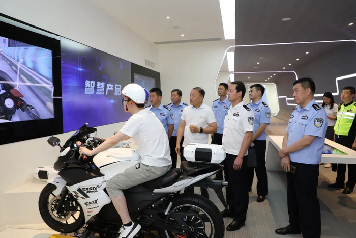 　　▲参观智慧产品展区