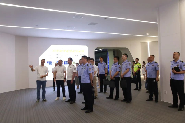 　　▲多伦科技陶刚博士介绍智慧交通业务研发情况