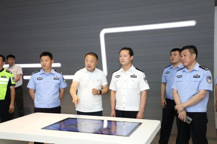 　　▲章安强董事长介绍公司产业发展情况