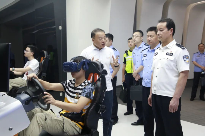 　　▲参观智慧驾培展区