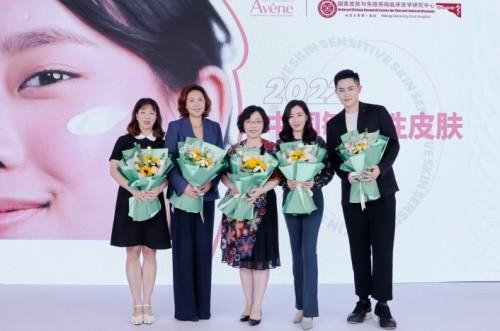 　　《2022中国敏感性皮肤护肤百科》直播发布会现场