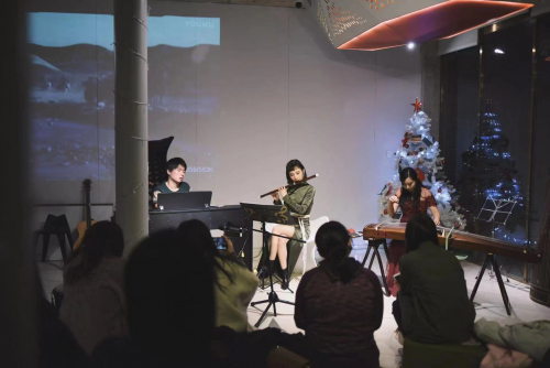 　　张玉坤所在的画帛乐队在进行演出