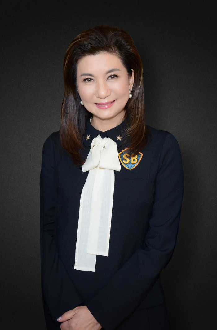 TVB助理总经理（艺员管理及发展）、邵氏电影执行董事及总经理乐易玲。