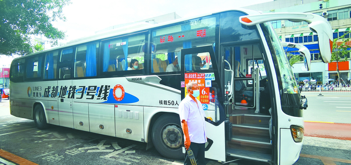 ▲德阳市到成都地铁3号线的摆渡车
