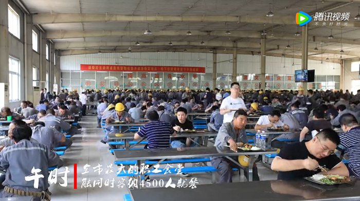 下图为该造船厂在交付的20.8万吨散货轮。