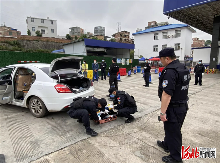 图为民警对重点车辆是否携带毒品进行检查。省禁毒委供图