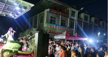 　　图注：爱玛“上市周年庆”活动热销现场