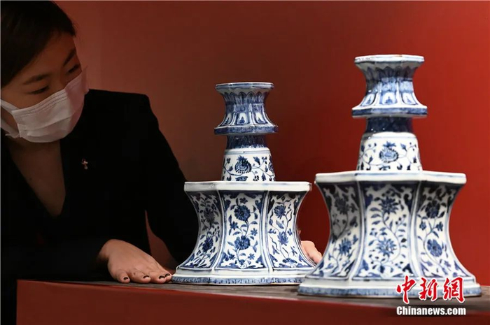 2022年5月，即将在香港拍卖的明永乐官窑青花缠枝花卉八方烛台一对。中新社记者 李志华 摄