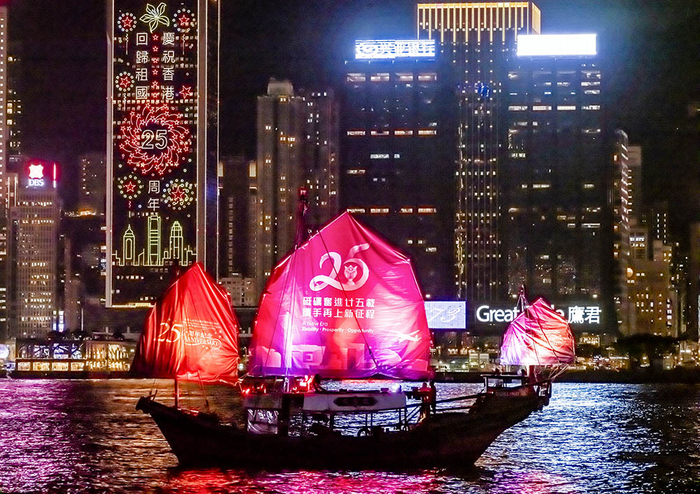 2022年6月23日，香港，多地建筑亮起灯光，水面出现巨型花灯来庆祝香港回归祖国二十五周年，气氛浓烈。