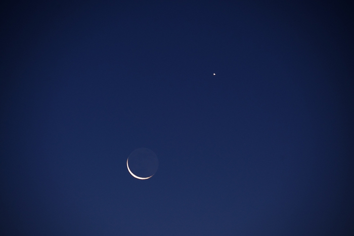 △2020年12月13日凌晨，呼和浩特上空上演金星伴月天象