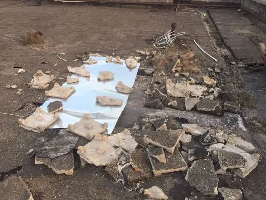 破败的楼顶 受访者供图