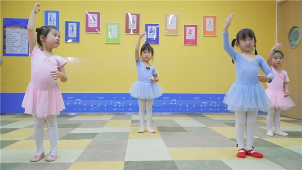 　　图源:美吉姆舞蹈启蒙课课堂情景