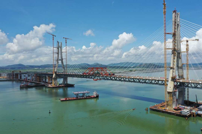 6月30日，由在鄂央企中铁大桥局承建的，广东汕头牛田洋特大桥主桥成功合龙。姜洋摄