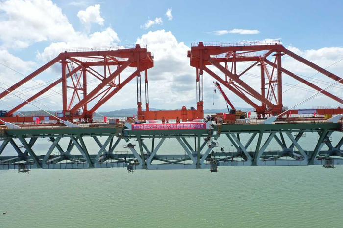 6月30日，由在鄂央企中铁大桥局承建的，广东汕头牛田洋特大桥主桥成功合龙。姜洋摄