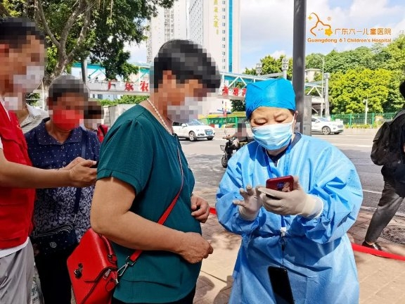 　　六一儿童医院党支部书记朱建军积极为受检者解疑答惑