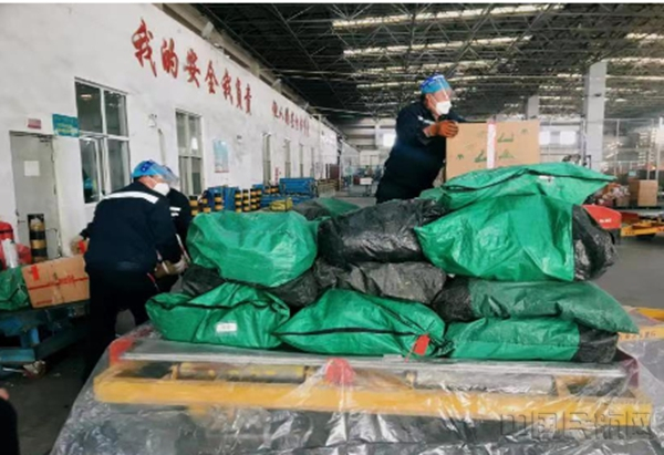 货运保障分部工作人员搬运货物现场