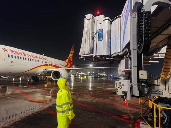 保障人员加强现场设备巡视（王绍博/摄）