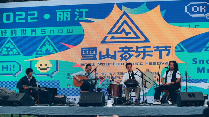 　　图说：艺术家现场表演。