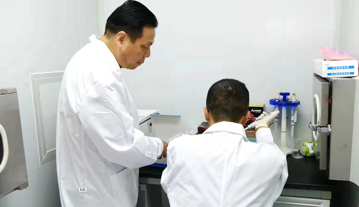 杨国梁在给罗氏沼虾做核酸