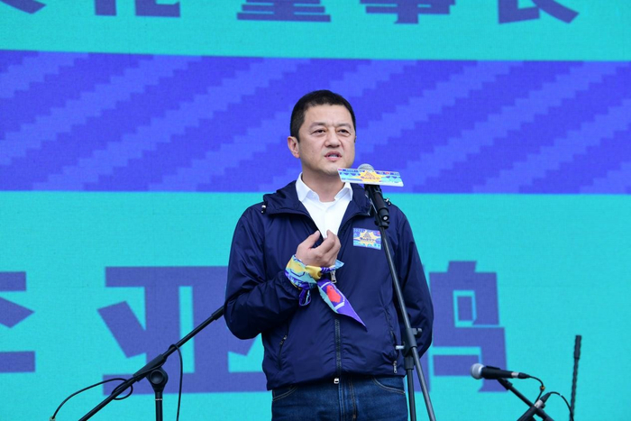 　　图说：中书集团董事长李亚鹏讲述发起雪山音乐节的初心。