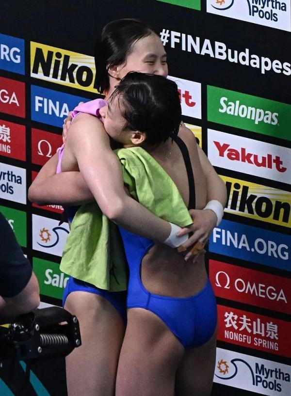 全红婵/陈芋汐在夺冠后激动地拥抱在一起。视觉中国供图