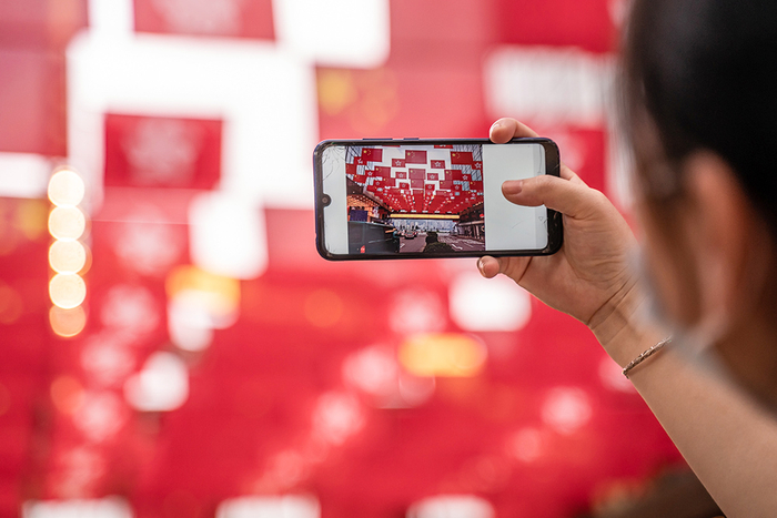 2021年7月1日，香港，香港市民在街头挥舞五星红旗，庆祝中国共产党成立100周年及香港回归24周年。