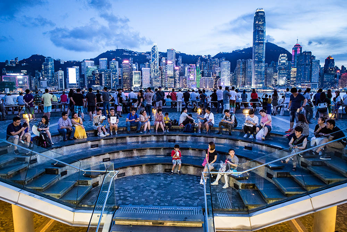 2017年6月29日，香港，游客在维多利亚港（尖沙咀 星光大道）乘凉消夏。