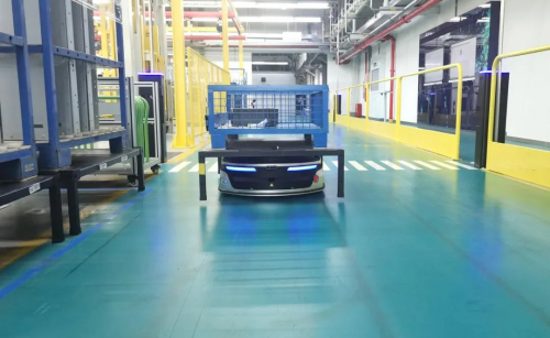 　　▲极智嘉智能搬运机器人MP1000R产线送料