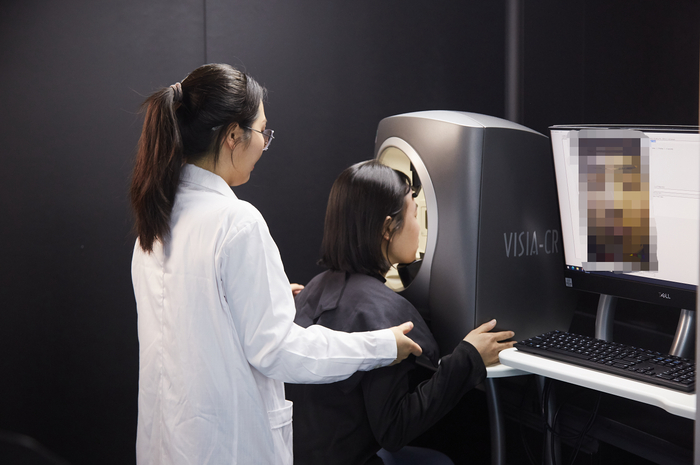 　　图为CVC威凯工作人员正在进行家用美容仪功效评价测试