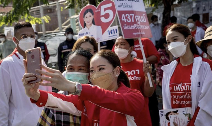 　·佩通坦与地方选民合影。图源：法新社。