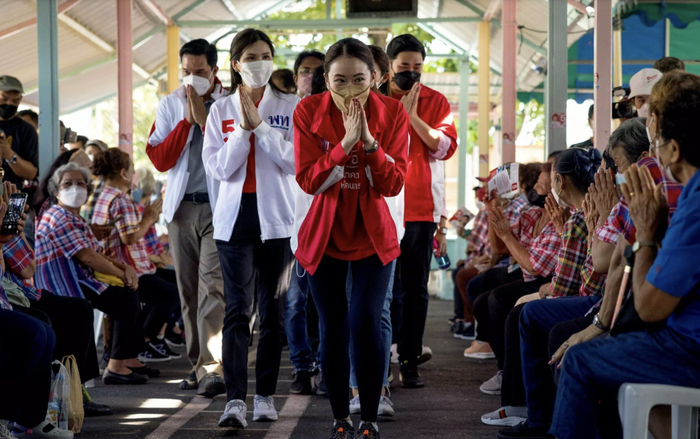 　·佩通坦在当地交流。图源：法新社。