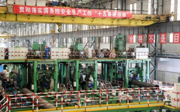 中油宝世顺（秦皇岛）钢管有限公司螺旋工厂生产现场。