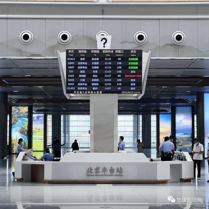 北京丰台站开通初期普速方面，主要办理京九铁路、京原铁路方向，和部分北京枢纽中转列车客运业务（图：杔格）