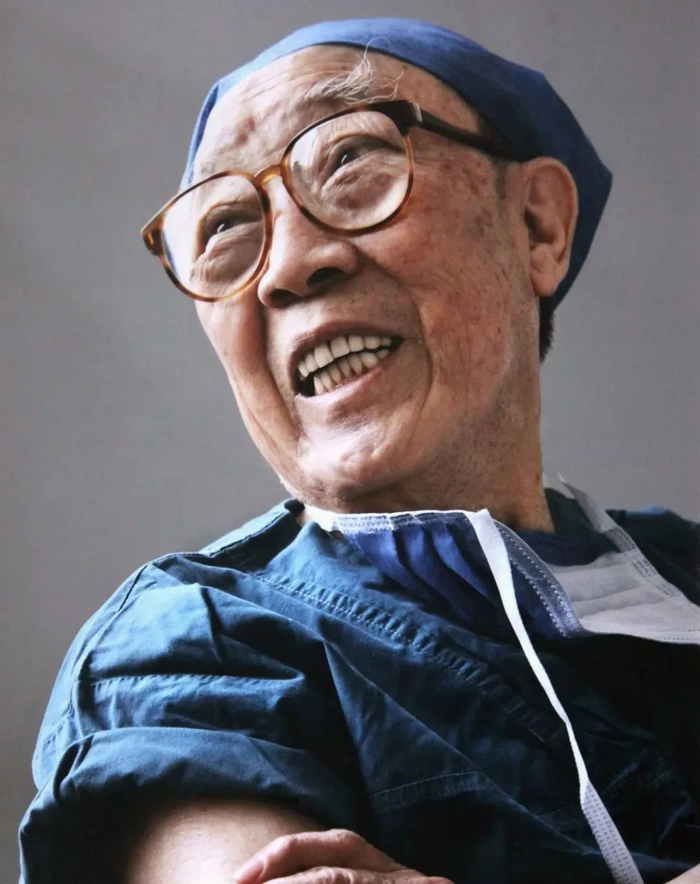 手术中的吴孟超