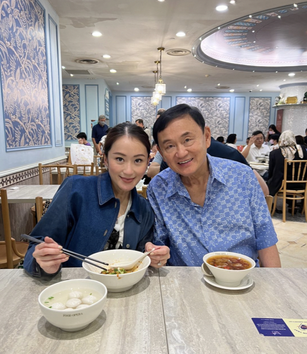 　·佩通坦（左）与他信的合照。