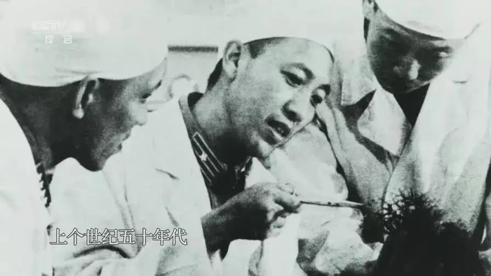 吴孟超（左二）